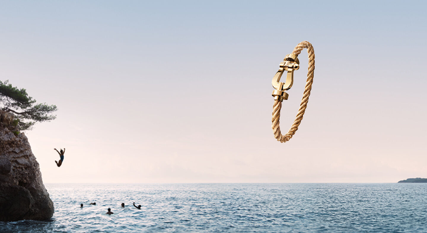 FRED force 10 yellow gold bracelet on a ocean background